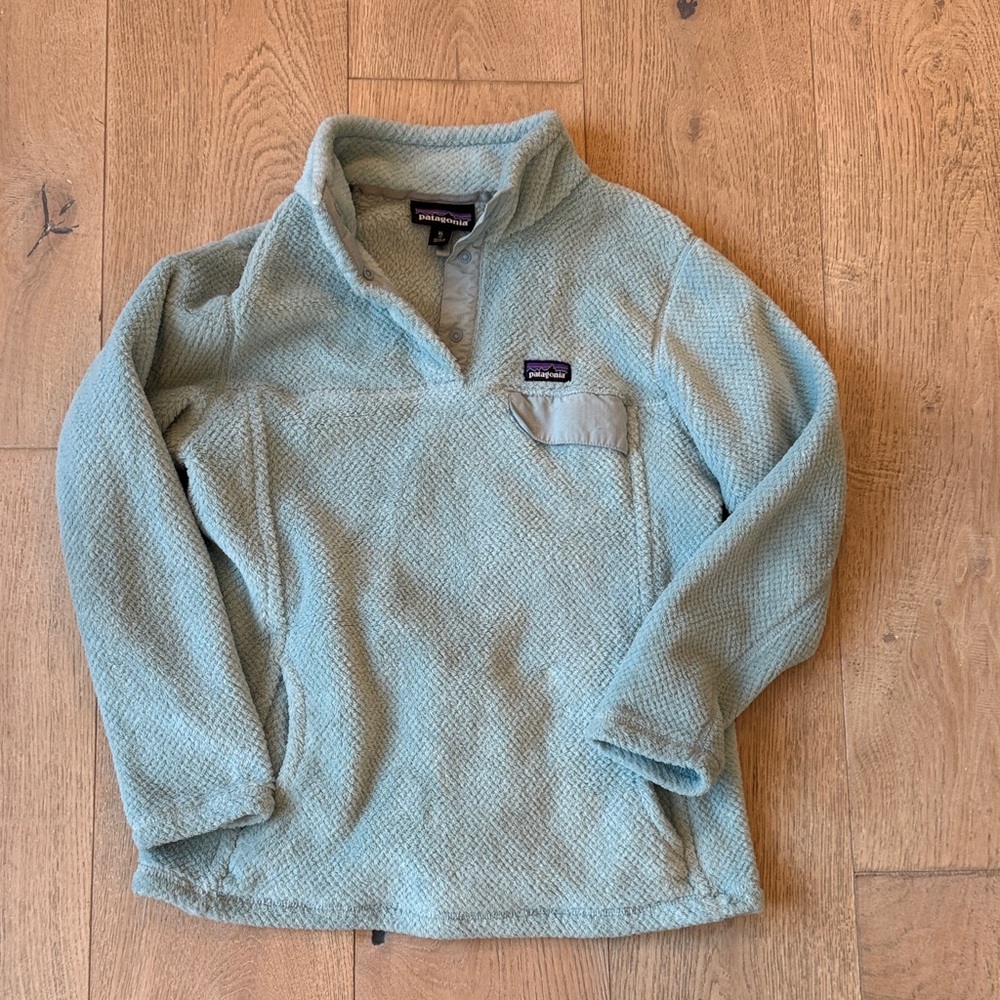 Patagonia Soft baby blue Fleece Pullover. Size XL.